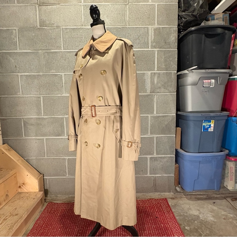 Burberry trench coat. - Picture 4 of 14